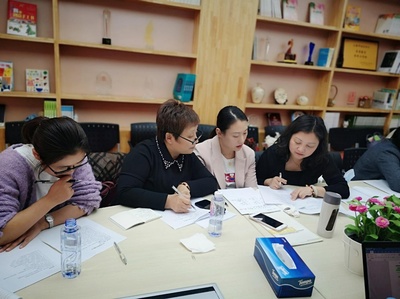 躍然圖上 攜手十余校舉辦幼小銜接家庭教育研討會(huì)，為家長(zhǎng)提供專業(yè)咨詢服務(wù)